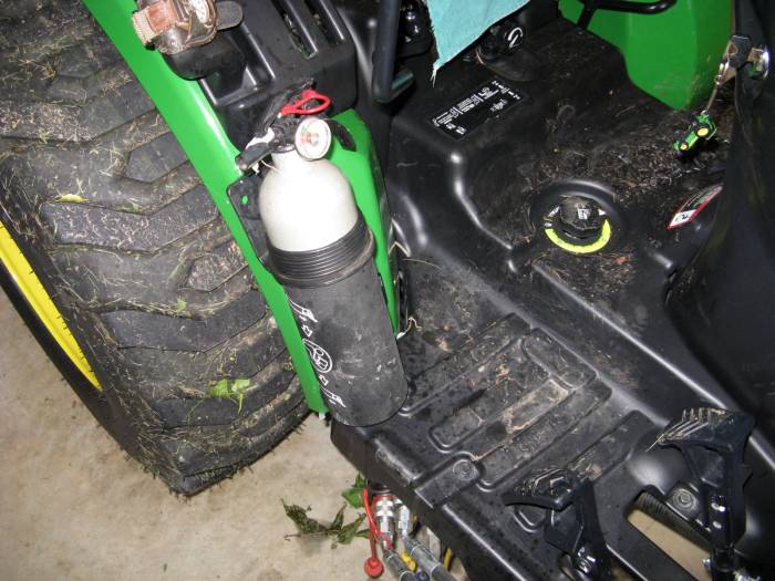 John Deere 2025R Photo Gallery